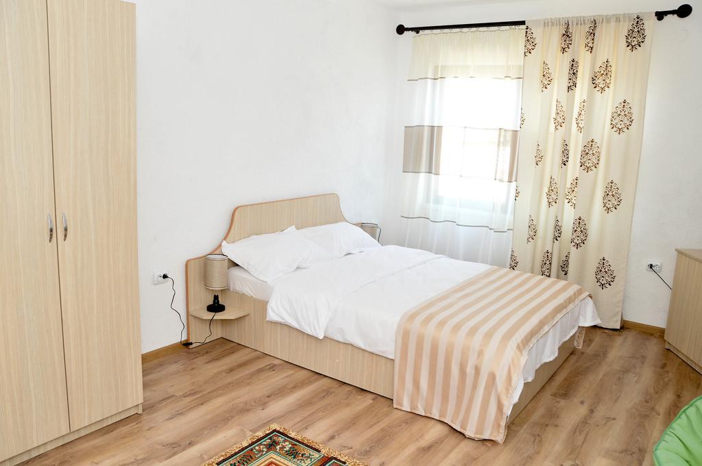 Collias Hotel Horezu Exterior photo